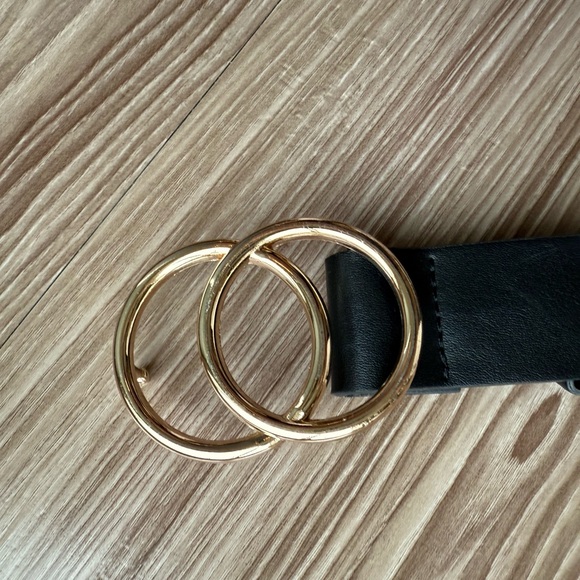 Classic Black Belt with Gold Loop Buckle – Good Condition - Picture 3 of 6